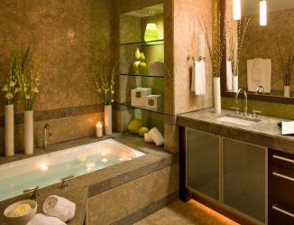 Стеклянные полки в комнате на стене: 150+ Фото использования в гостиной, на кухне, в ванной. Какой вариант выбрать?