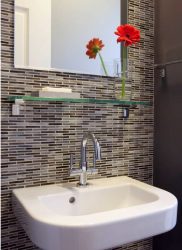 Стеклянные полки в комнате на стене: 150+ Фото использования в гостиной, на кухне, в ванной. Какой вариант выбрать?