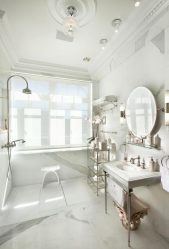 Стеклянные полки в комнате на стене: 150+ Фото использования в гостиной, на кухне, в ванной. Какой вариант выбрать?