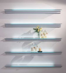 Стеклянные полки в комнате на стене: 150+ Фото использования в гостиной, на кухне, в ванной. Какой вариант выбрать?