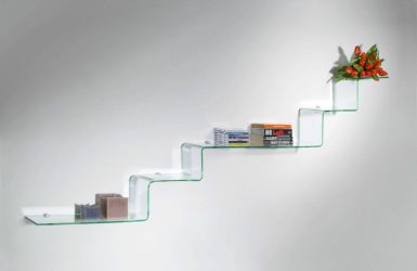 Стеклянные полки в комнате на стене: 150+ Фото использования в гостиной, на кухне, в ванной. Какой вариант выбрать?