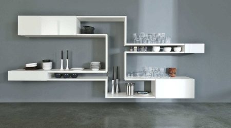 Стеклянные полки в комнате на стене: 150+ Фото использования в гостиной, на кухне, в ванной. Какой вариант выбрать?