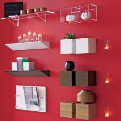 Стеклянные полки в комнате на стене: 150+ Фото использования в гостиной, на кухне, в ванной. Какой вариант выбрать?