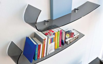 Стеклянные полки в комнате на стене: 150+ Фото использования в гостиной, на кухне, в ванной. Какой вариант выбрать?