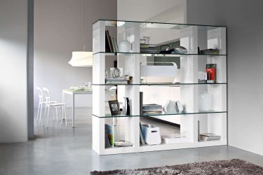 Стеклянные полки в комнате на стене: 150+ Фото использования в гостиной, на кухне, в ванной. Какой вариант выбрать?