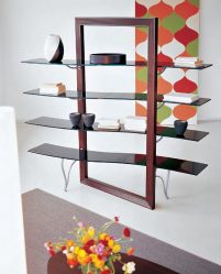 Стеклянные полки в комнате на стене: 150+ Фото использования в гостиной, на кухне, в ванной. Какой вариант выбрать?