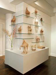 Стеклянные полки в комнате на стене: 150+ Фото использования в гостиной, на кухне, в ванной. Какой вариант выбрать?