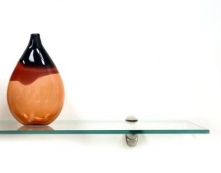 Стеклянные полки в комнате на стене: 150+ Фото использования в гостиной, на кухне, в ванной. Какой вариант выбрать?