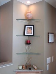 Стеклянные полки в комнате на стене: 150+ Фото использования в гостиной, на кухне, в ванной. Какой вариант выбрать?