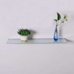 Стеклянные полки в комнате на стене: 150+ Фото использования в гостиной, на кухне, в ванной. Какой вариант выбрать?