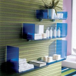 Стеклянные полки в комнате на стене: 150+ Фото использования в гостиной, на кухне, в ванной. Какой вариант выбрать?