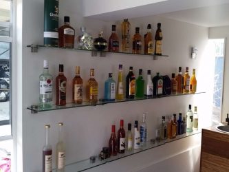 Стеклянные полки в комнате на стене: 150+ Фото использования в гостиной, на кухне, в ванной. Какой вариант выбрать?