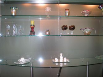 Стеклянные полки в комнате на стене: 150+ Фото использования в гостиной, на кухне, в ванной. Какой вариант выбрать?