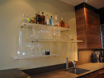 Стеклянные полки в комнате на стене: 150+ Фото использования в гостиной, на кухне, в ванной. Какой вариант выбрать?