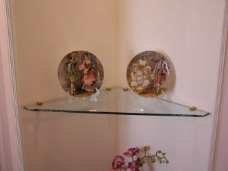 Стеклянные полки в комнате на стене: 150+ Фото использования в гостиной, на кухне, в ванной. Какой вариант выбрать?