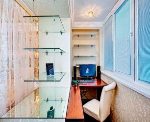 Стеклянные полки в комнате на стене: 150+ Фото использования в гостиной, на кухне, в ванной. Какой вариант выбрать?