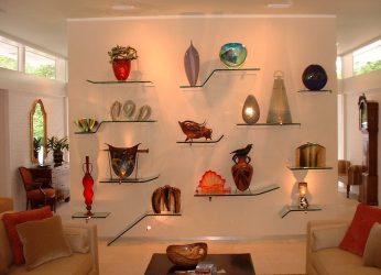 Стеклянные полки в комнате на стене: 150+ Фото использования в гостиной, на кухне, в ванной. Какой вариант выбрать?