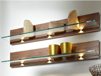 Стеклянные полки в комнате на стене: 150+ Фото использования в гостиной, на кухне, в ванной. Какой вариант выбрать?