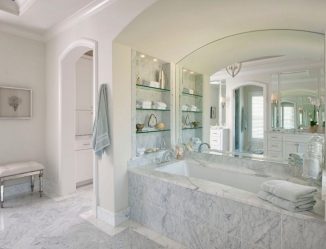 Стеклянные полки в комнате на стене: 150+ Фото использования в гостиной, на кухне, в ванной. Какой вариант выбрать?