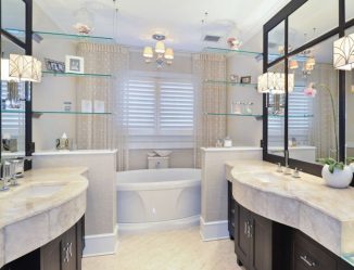 Стеклянные полки в комнате на стене: 150+ Фото использования в гостиной, на кухне, в ванной. Какой вариант выбрать?