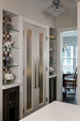 Стеклянные полки в комнате на стене: 150+ Фото использования в гостиной, на кухне, в ванной. Какой вариант выбрать?