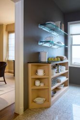 Стеклянные полки в комнате на стене: 150+ Фото использования в гостиной, на кухне, в ванной. Какой вариант выбрать?