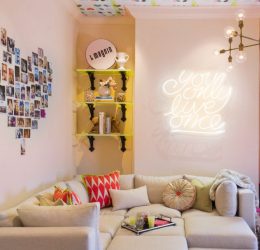 Стеклянные полки в комнате на стене: 150+ Фото использования в гостиной, на кухне, в ванной. Какой вариант выбрать?