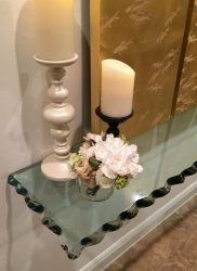 Стеклянные полки в комнате на стене: 150+ Фото использования в гостиной, на кухне, в ванной. Какой вариант выбрать?