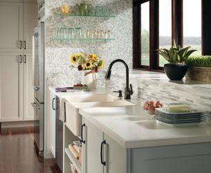 Стеклянные полки в комнате на стене: 150+ Фото использования в гостиной, на кухне, в ванной. Какой вариант выбрать?