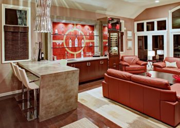 Стеклянные полки в комнате на стене: 150+ Фото использования в гостиной, на кухне, в ванной. Какой вариант выбрать?