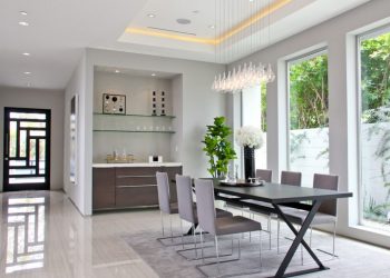 Стеклянные полки в комнате на стене: 150+ Фото использования в гостиной, на кухне, в ванной. Какой вариант выбрать?