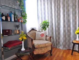 Стеклянные полки в комнате на стене: 150+ Фото использования в гостиной, на кухне, в ванной. Какой вариант выбрать?