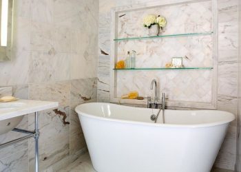 Стеклянные полки в комнате на стене: 150+ Фото использования в гостиной, на кухне, в ванной. Какой вариант выбрать?