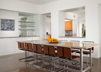 Стеклянные полки в комнате на стене: 150+ Фото использования в гостиной, на кухне, в ванной. Какой вариант выбрать?