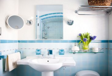 Стеклянные полки в комнате на стене: 150+ Фото использования в гостиной, на кухне, в ванной. Какой вариант выбрать?