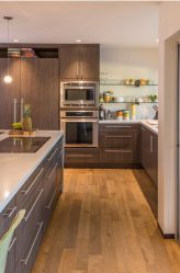 Стеклянные полки в комнате на стене: 150+ Фото использования в гостиной, на кухне, в ванной. Какой вариант выбрать?