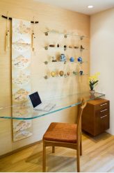 Стеклянные полки в комнате на стене: 150+ Фото использования в гостиной, на кухне, в ванной. Какой вариант выбрать?