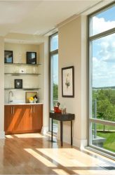 Стеклянные полки в комнате на стене: 150+ Фото использования в гостиной, на кухне, в ванной. Какой вариант выбрать?