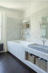 Стеклянные полки в комнате на стене: 150+ Фото использования в гостиной, на кухне, в ванной. Какой вариант выбрать?