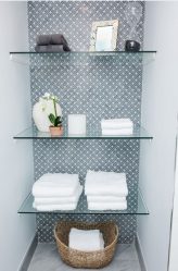 Стеклянные полки в комнате на стене: 150+ Фото использования в гостиной, на кухне, в ванной. Какой вариант выбрать?