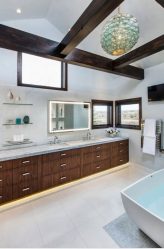 Стеклянные полки в комнате на стене: 150+ Фото использования в гостиной, на кухне, в ванной. Какой вариант выбрать?