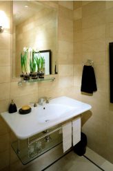 Стеклянные полки в комнате на стене: 150+ Фото использования в гостиной, на кухне, в ванной. Какой вариант выбрать?