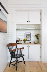 Стеклянные полки в комнате на стене: 150+ Фото использования в гостиной, на кухне, в ванной. Какой вариант выбрать?