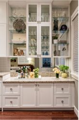 Стеклянные полки в комнате на стене: 150+ Фото использования в гостиной, на кухне, в ванной. Какой вариант выбрать?