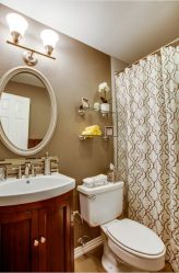 Стеклянные полки в комнате на стене: 150+ Фото использования в гостиной, на кухне, в ванной. Какой вариант выбрать?