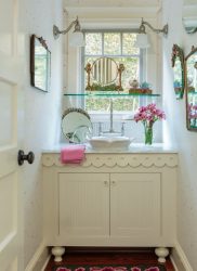 Стеклянные полки в комнате на стене: 150+ Фото использования в гостиной, на кухне, в ванной. Какой вариант выбрать?