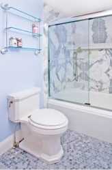 Стеклянные полки в комнате на стене: 150+ Фото использования в гостиной, на кухне, в ванной. Какой вариант выбрать?