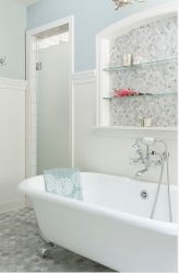 Стеклянные полки в комнате на стене: 150+ Фото использования в гостиной, на кухне, в ванной. Какой вариант выбрать?