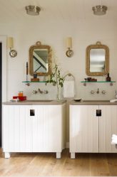 Стеклянные полки в комнате на стене: 150+ Фото использования в гостиной, на кухне, в ванной. Какой вариант выбрать?