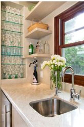 Стеклянные полки в комнате на стене: 150+ Фото использования в гостиной, на кухне, в ванной. Какой вариант выбрать?